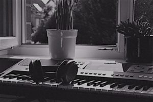 piano-headphones-English-listening