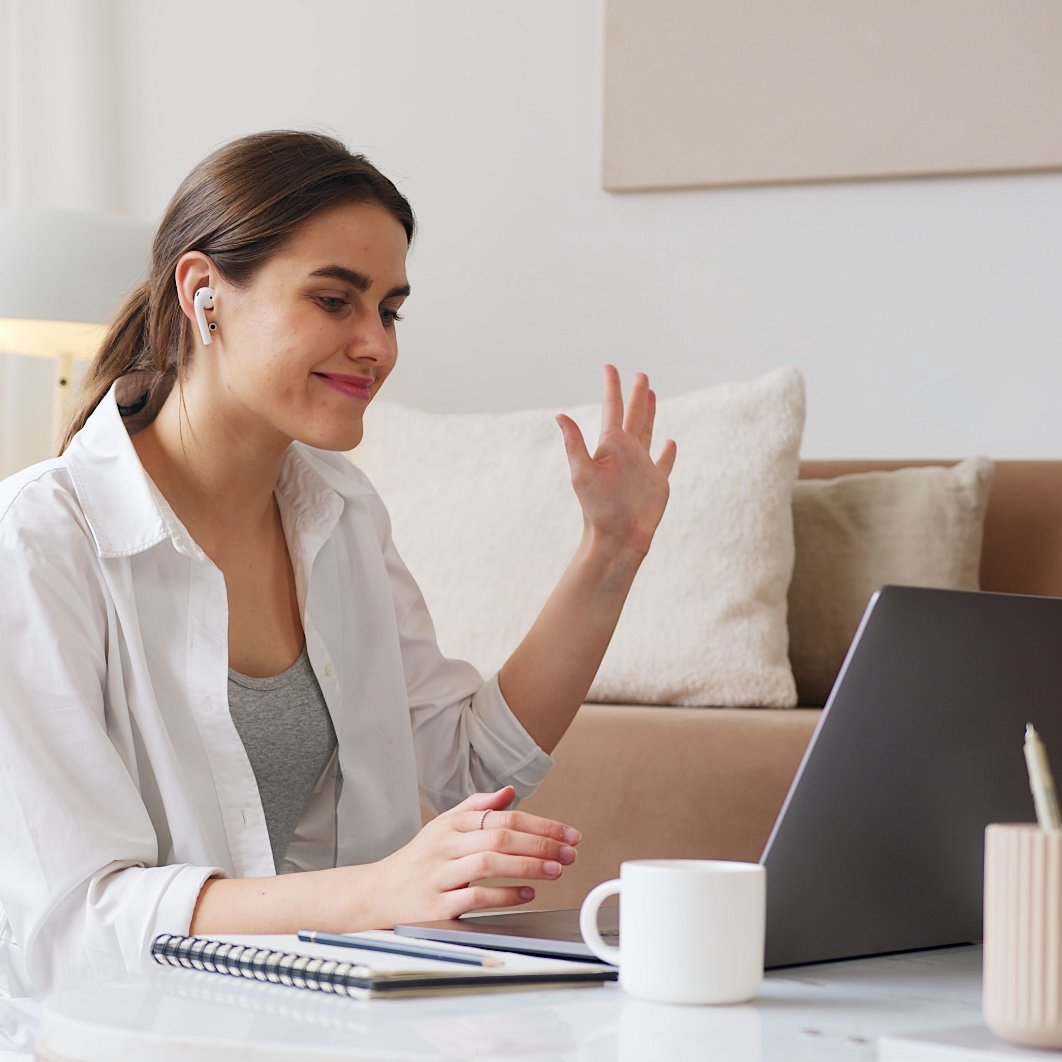 women-waving-to-online-English-teacher